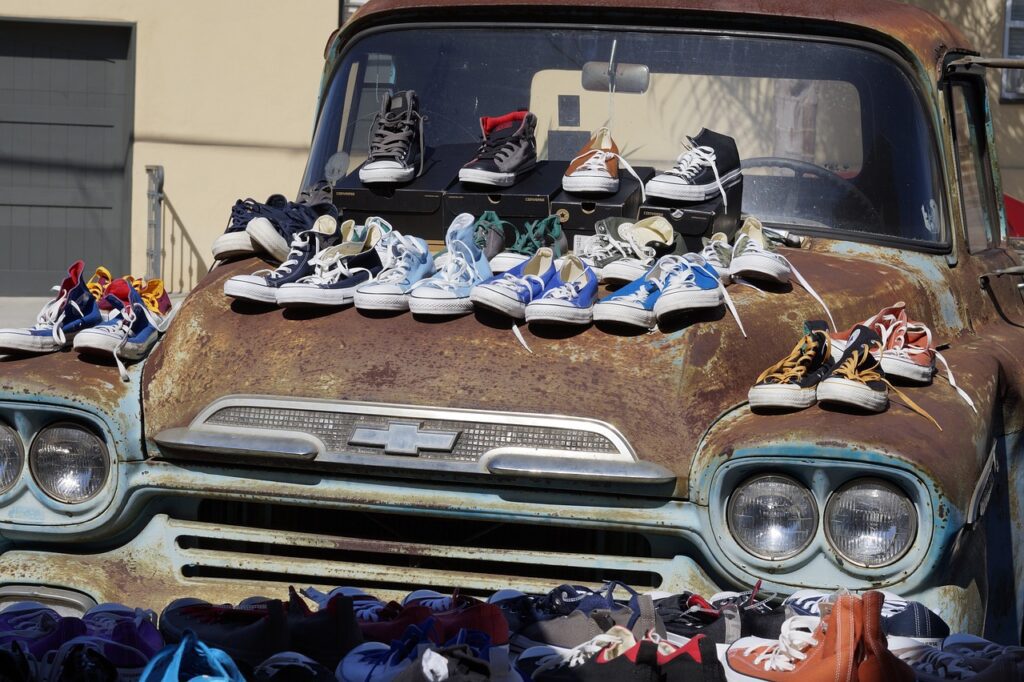 shoe sale, sidewalk sale, rusty truck-973517.jpg